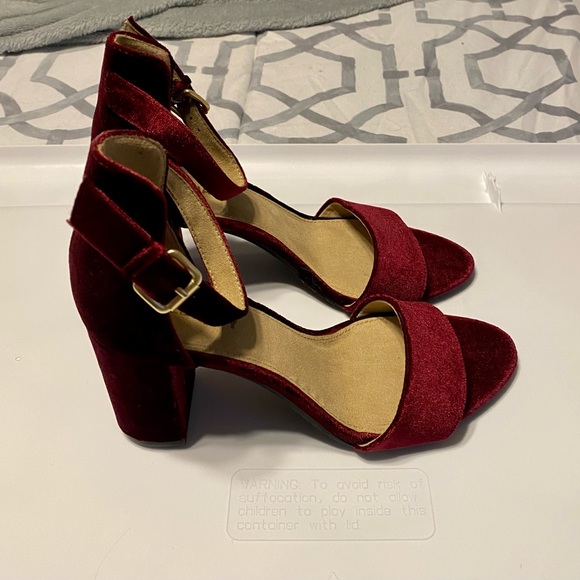 Old Navy Size 6 Burgundy Velvet Chunky Heel with Ankle Strap - Picture 4 of 7
